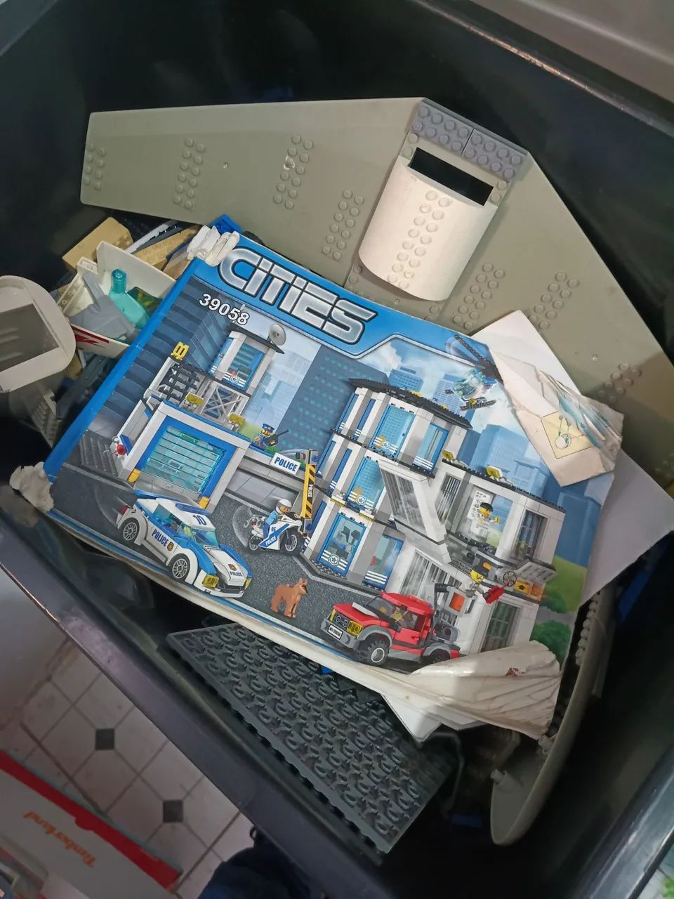 Caixa com lego muitas peças 