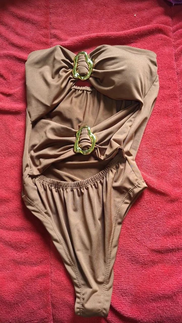 Body marrom com fivelas douradas
