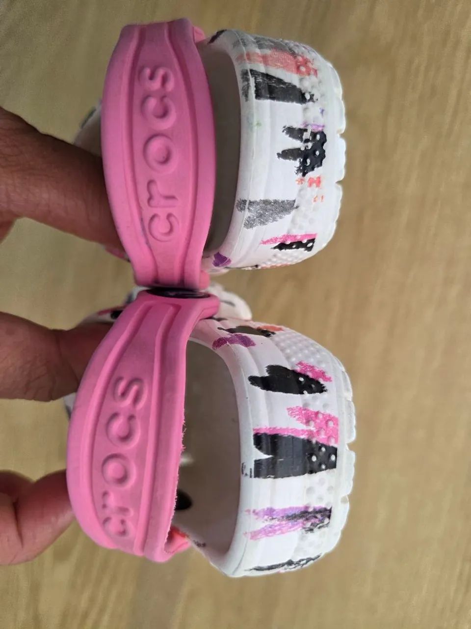 crocs infantil branco e rosa corações 22 - Foto 6