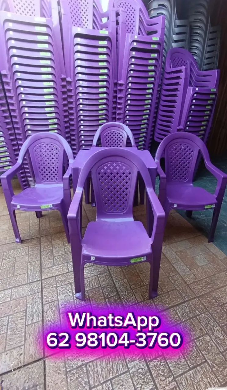 Jogo de mesa e cadeiras plástica cor Roxa! Ideal para açaí