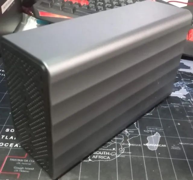 CASE EXTERNA COM 2 HDs (1TB+ 1.5TB)