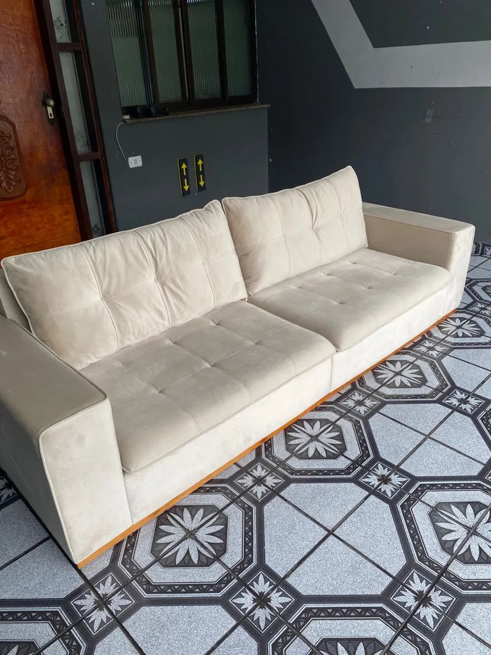 Sofá 3 lugares Suede Bege Muito Lindo