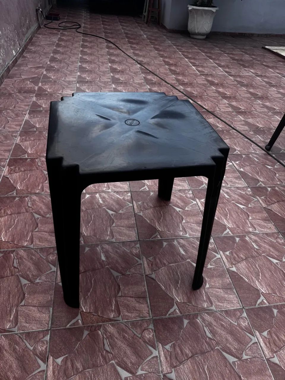 Jogo de mesa com quatro cadeiras de plásticos na cor pretas - Foto 3