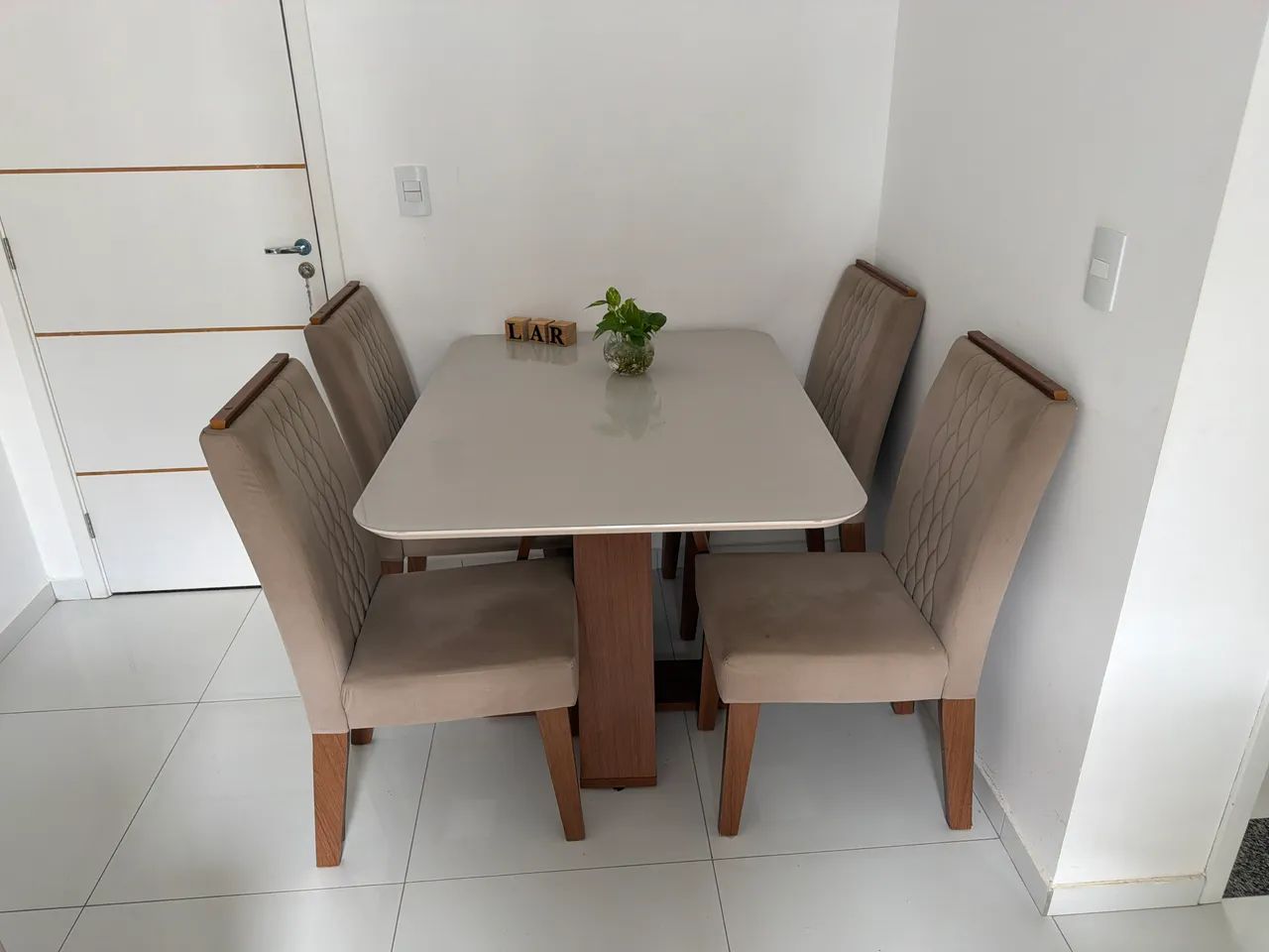 Mesa e 4 cadeiras 
