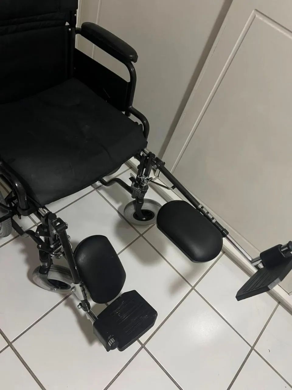 Cadeira de rodas com conjunto de elevação para pernas - Foto 2