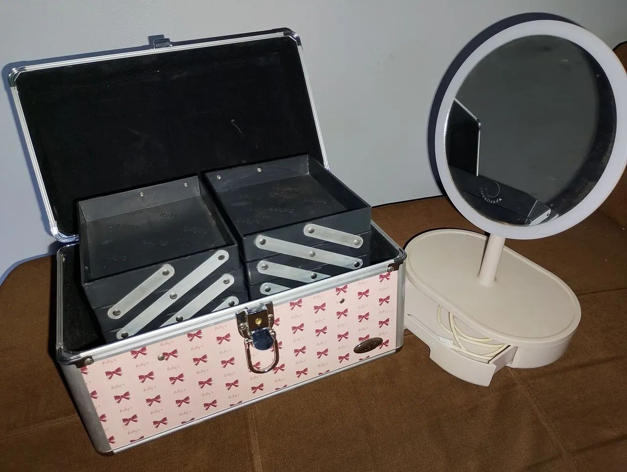 Maleta de maquiagem + espelho led 