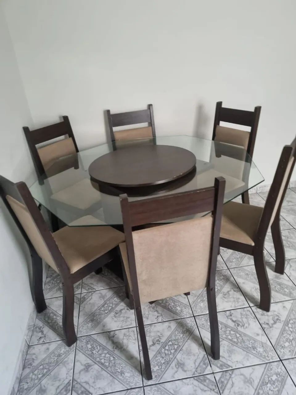 Mesa. Com 6 cadeiras bem conservada65204505544706120