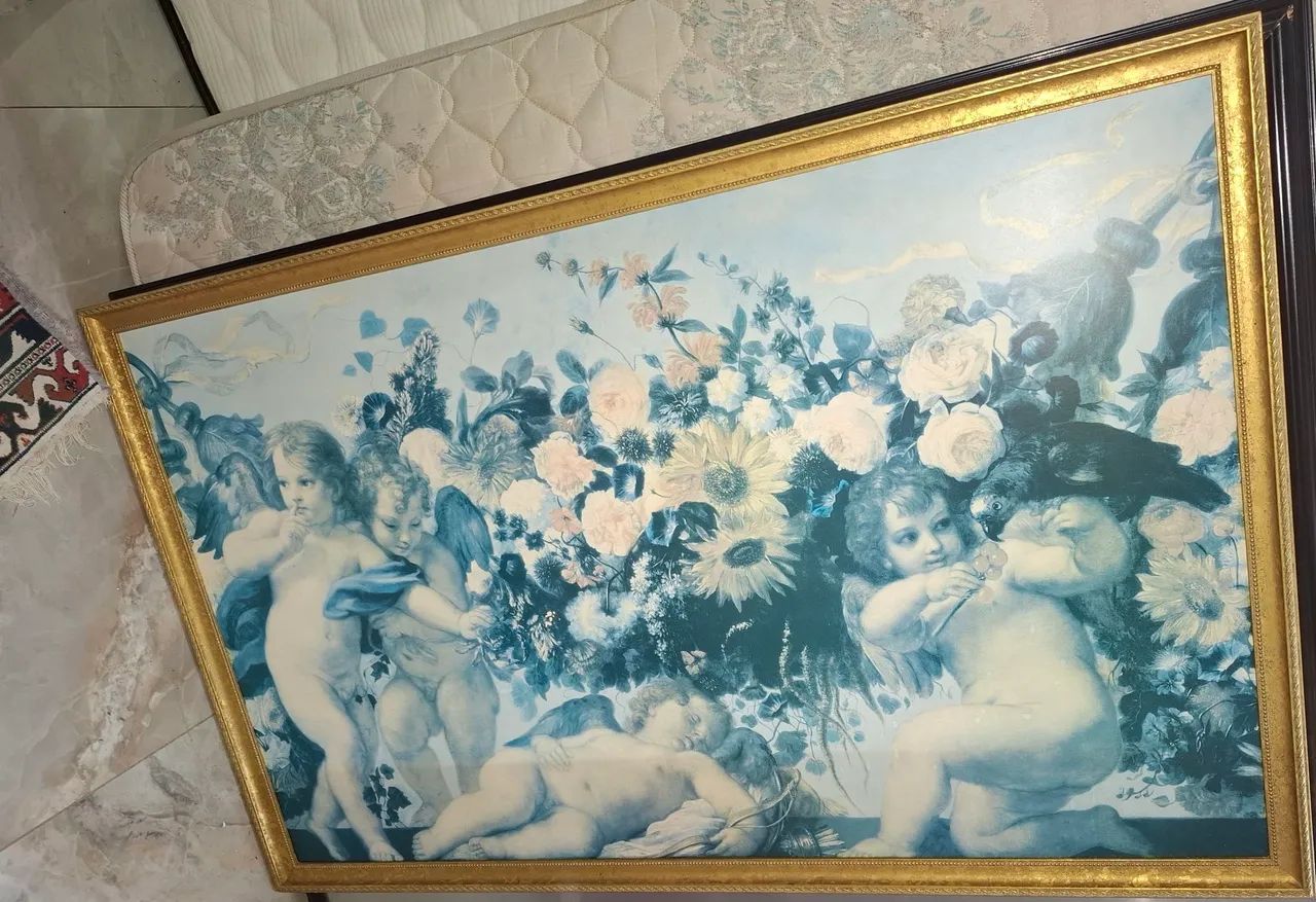 Quadro Grande Clássico Anjos e Flores - Moldura dourada a marrom atraz e outro quadro