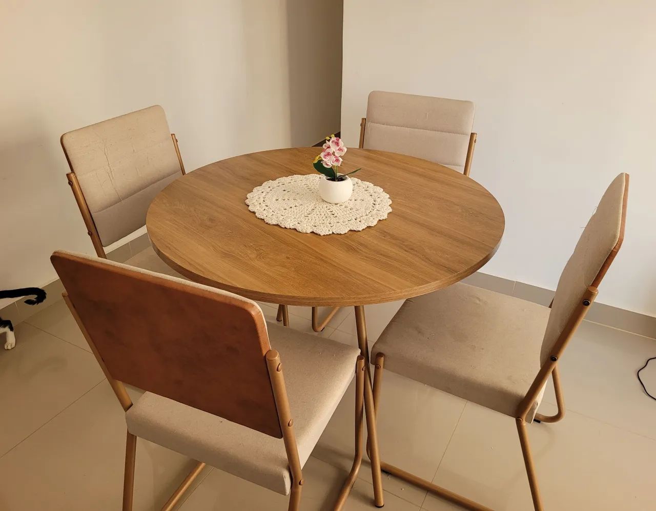 Mesa de jantar com 4 cadeiras 