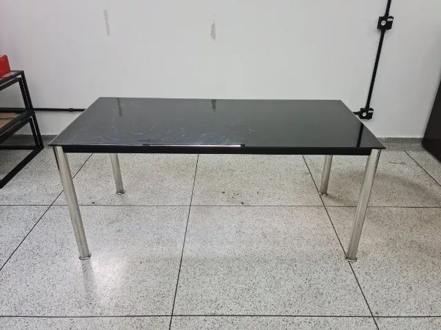Mesa com tampo em vidro