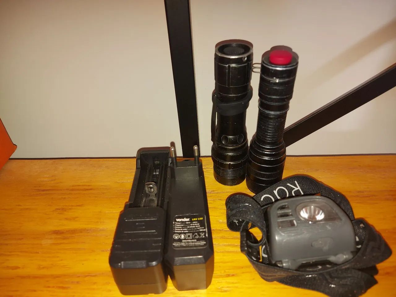 Kit Lanterna Para Cabeça Led e 2 larterna de mão  - Foto 4