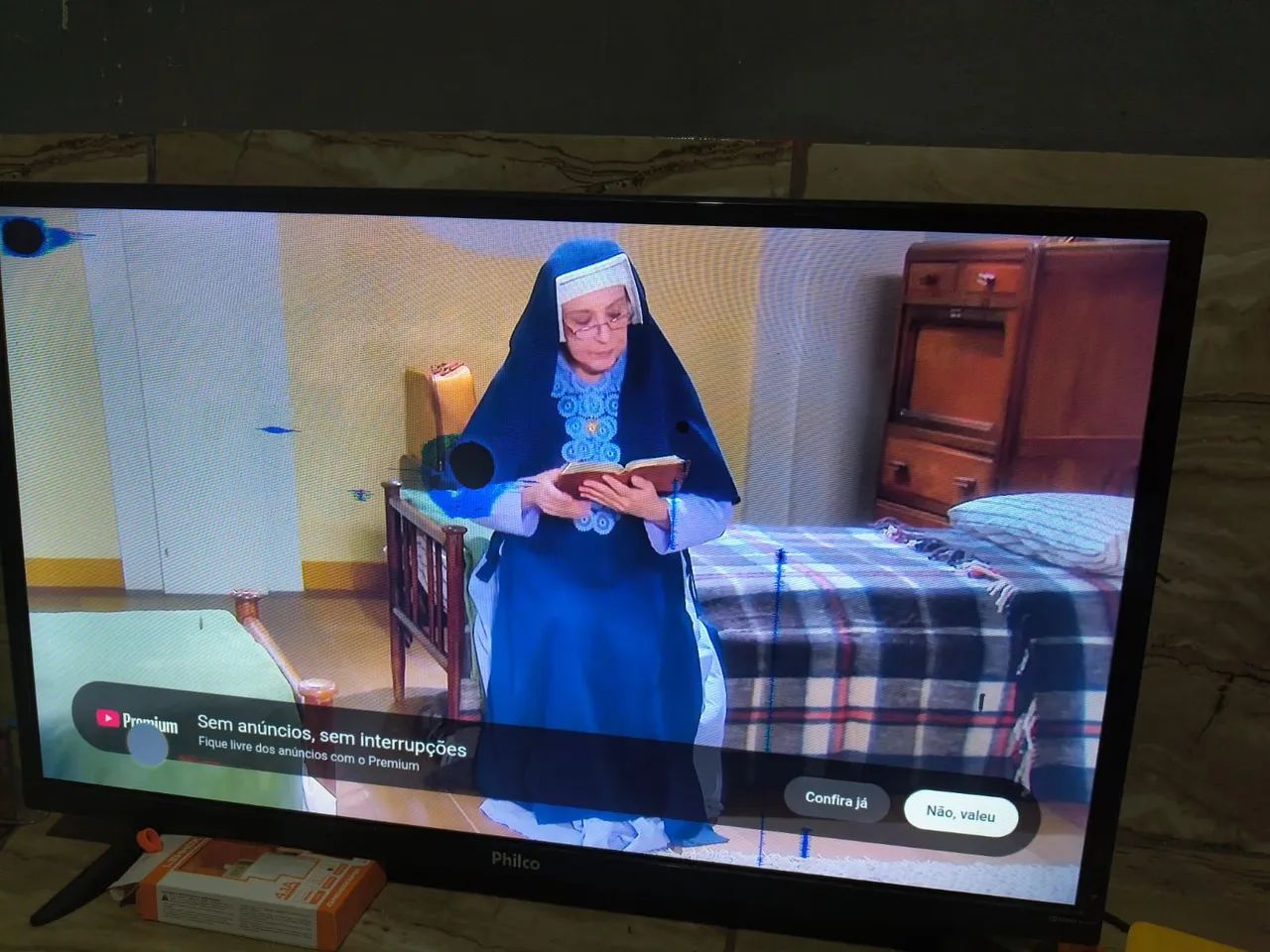 TV smartv 32 polegadas com  mancha mais não interfere em nada  - Foto 5