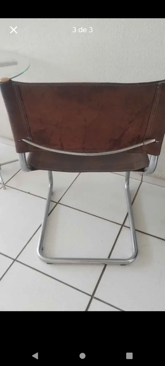 Cadeira de inox com assento e encosto de couro marrom 