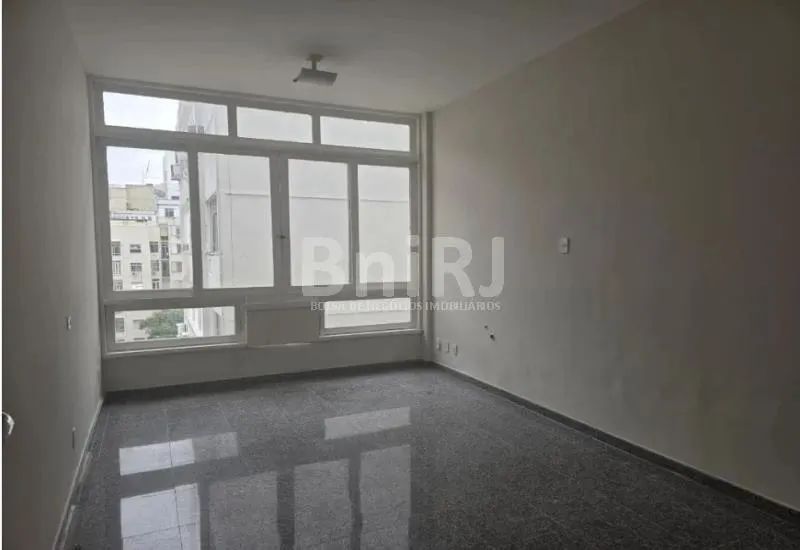 Linda Sala na Nossa Senhora de Copacabana junto Metro.