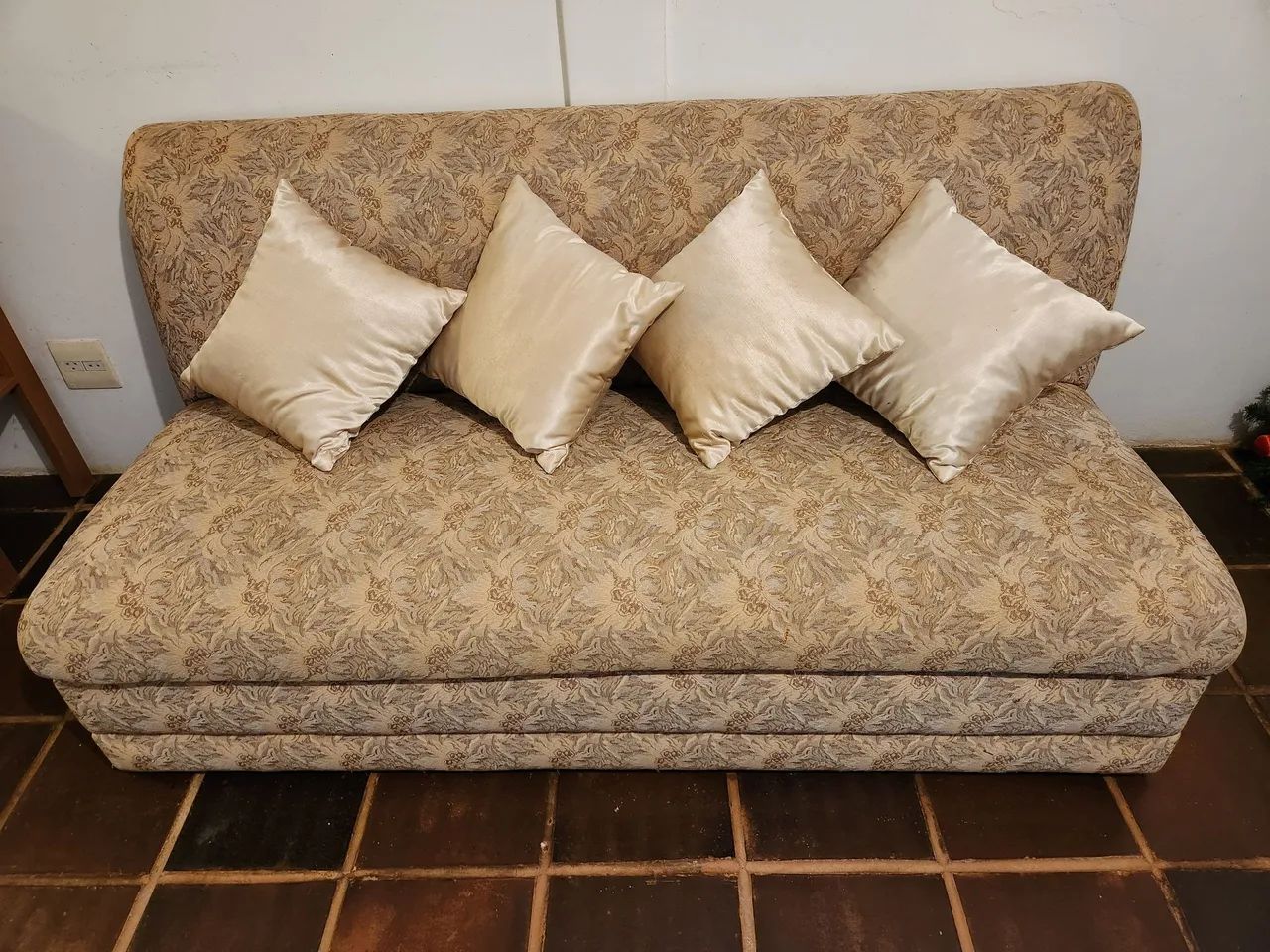 Sofá de Tecido Estampado Bem Conservado 