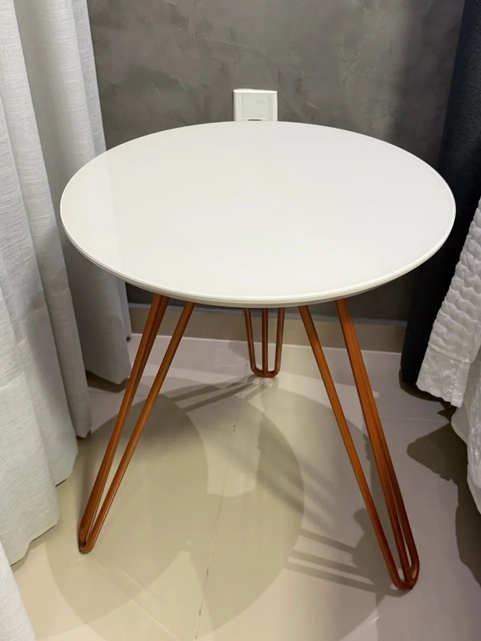 Mesa Redonda Off White - Pé cobre 