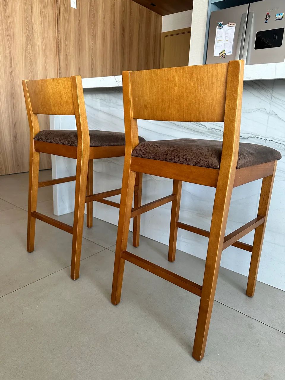 Par de banquetas em madeira e couro legítimo
