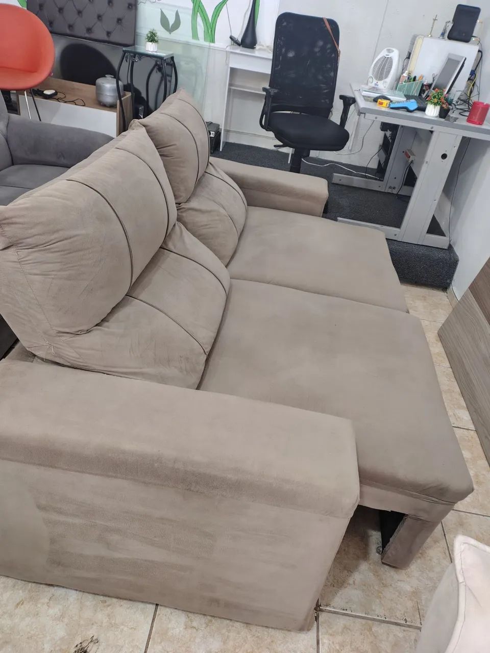 Sofa retrátil reclinável Suede bege! - Foto 2