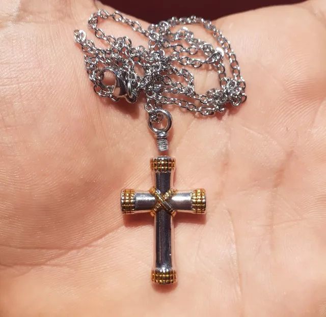 Colar Crucifixo, dois modelos