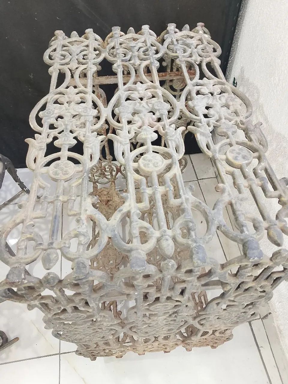 Vendo rack de ferro com prateleiras e cadeira