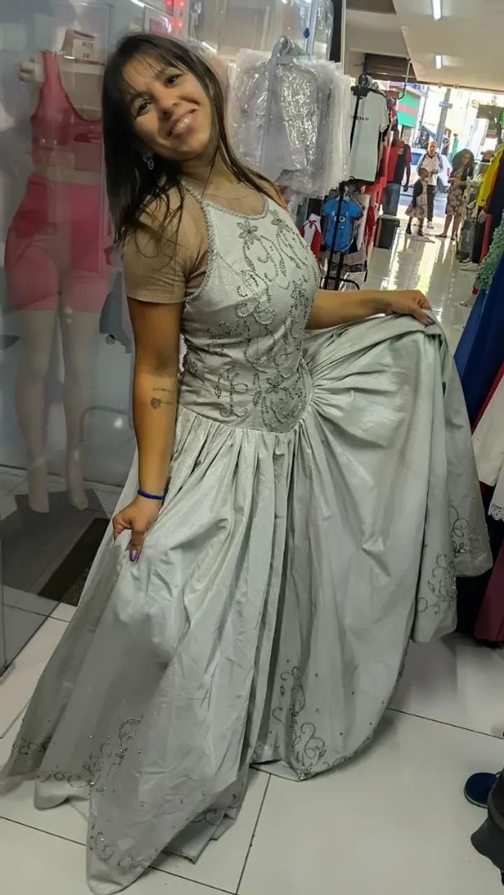 Vestido prateado de luxo com pedrarias  - Foto 3