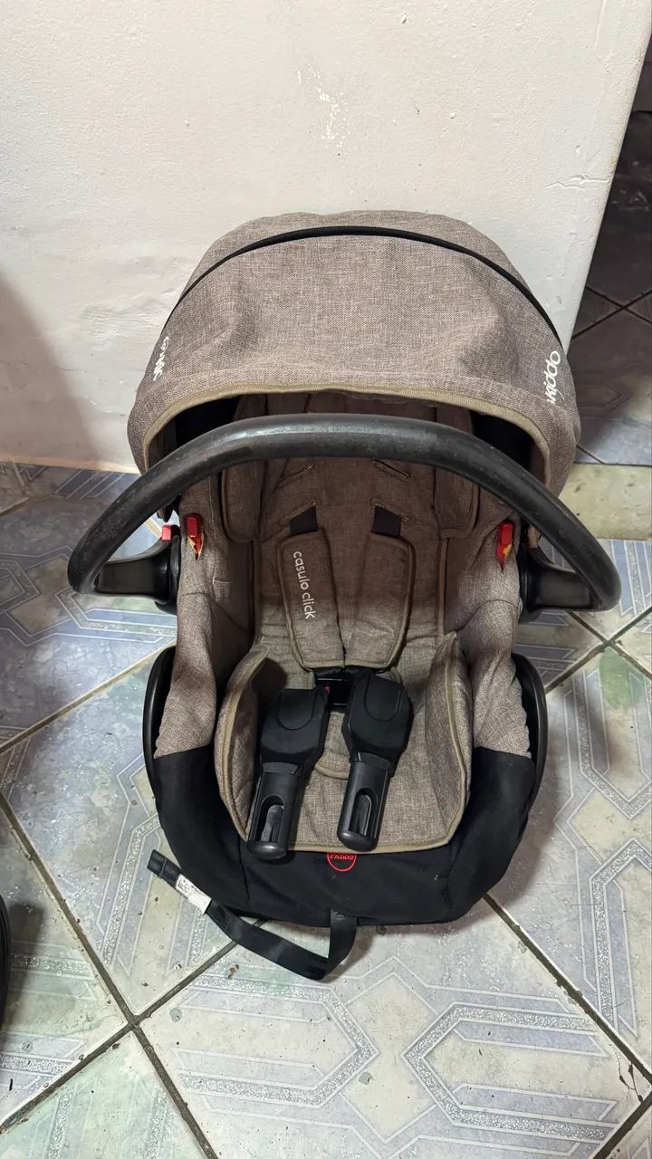 Carrinho Kiddo Moisés com bebê conforto
