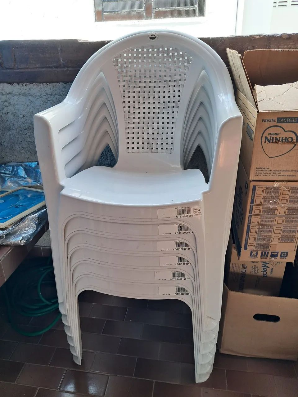 6 cadeiras plasticas com braço, poltronas. Excelente qualidade. 