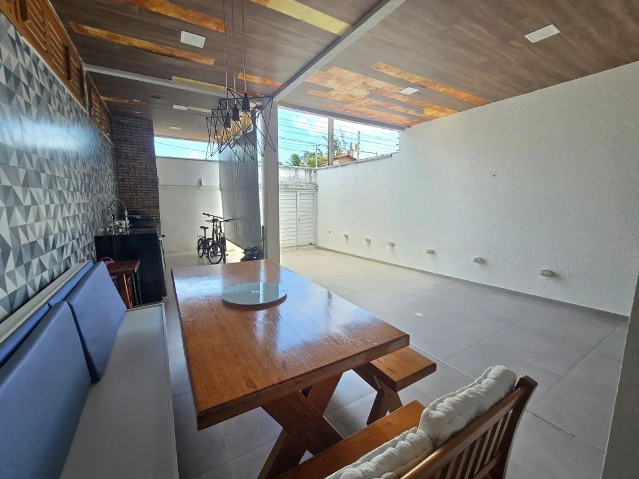Casa duplex, solta, com 3 suítes, deck e churrasqueira, com excelente acabamento e toda pr - Foto 3