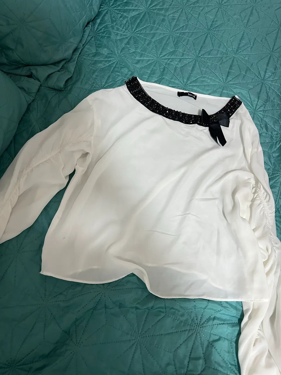 Blusa preta e branca com laço tamanho G - Foto 2