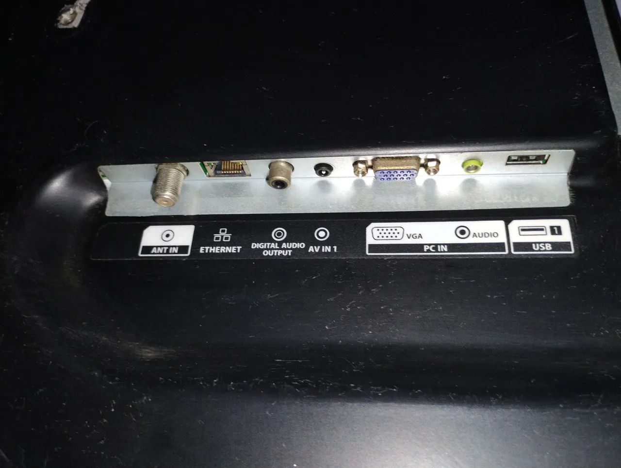 TV LED SOC 32 Polegadas Modelo LE32H581 com Tela trincada  - Foto 3