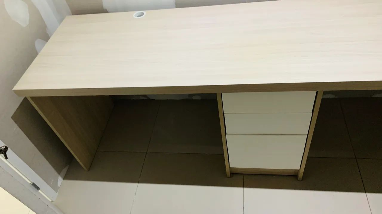 Mesa com gaveta 