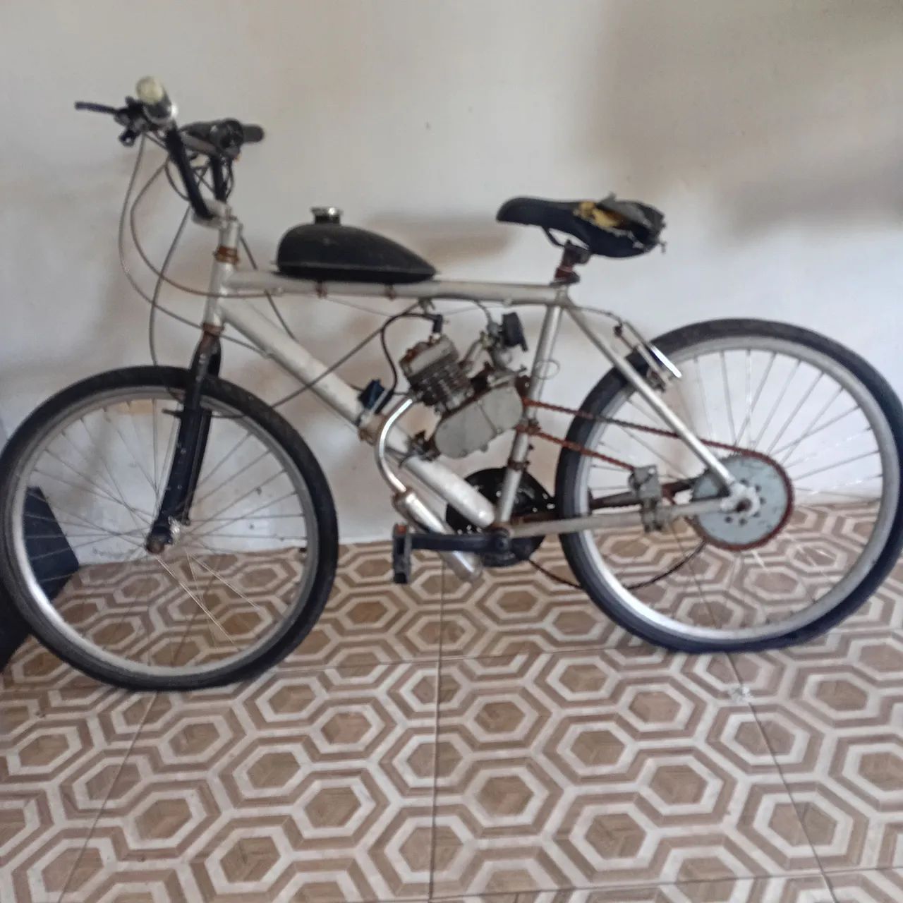 VENDO BICICLETA MOTORIZADA, FUNCIONANDO PERFEITAMENTE, FALTA SÓ CABO DE EMBREAGEM, - Foto 2
