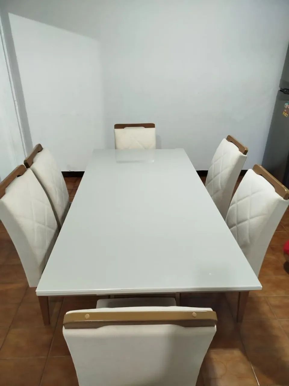 Mesa com tampa de vidro com 6 cadeiras 