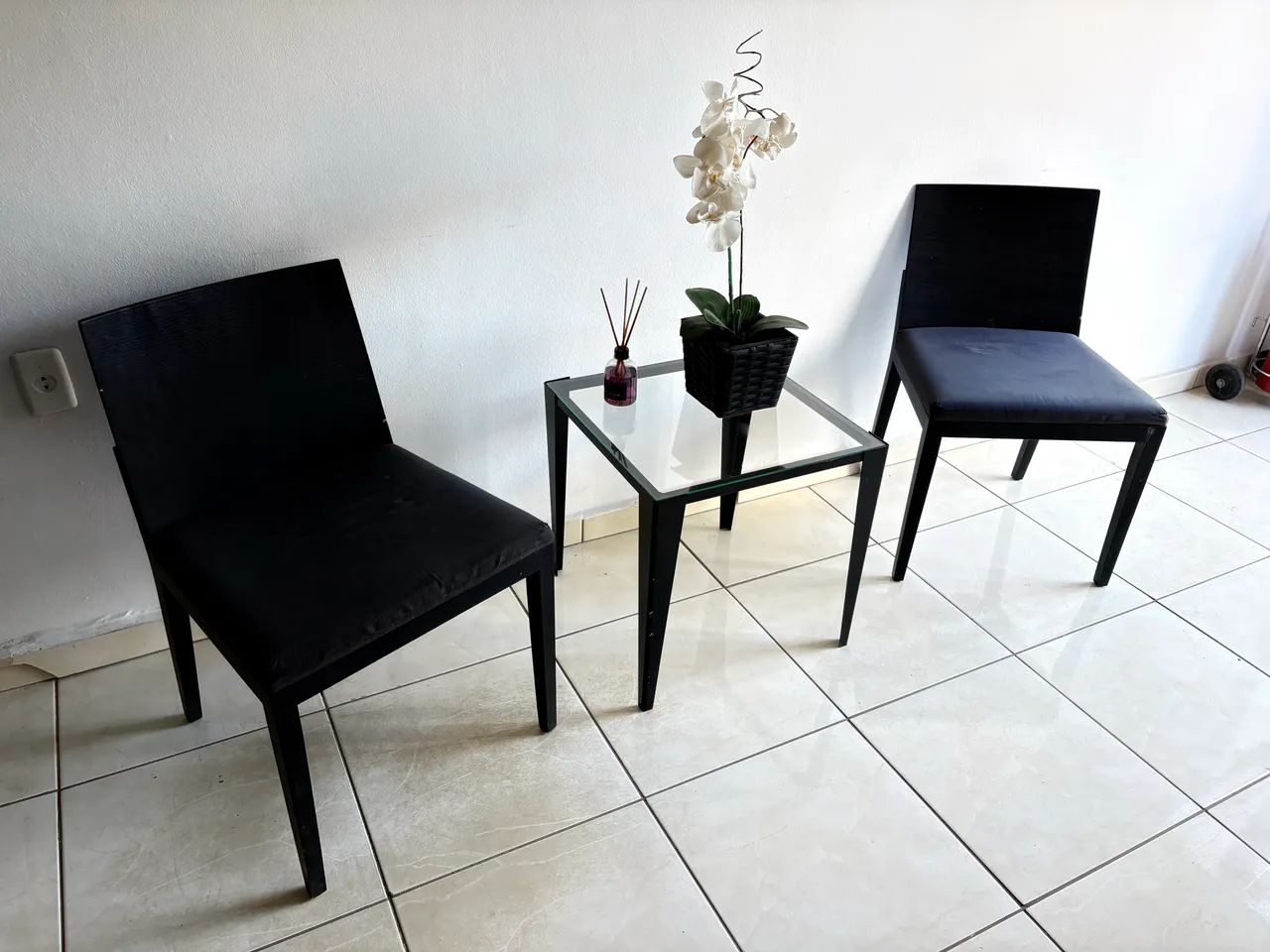 Conjunto Recepção com Mesa de Vidro e 2 Cadeiras