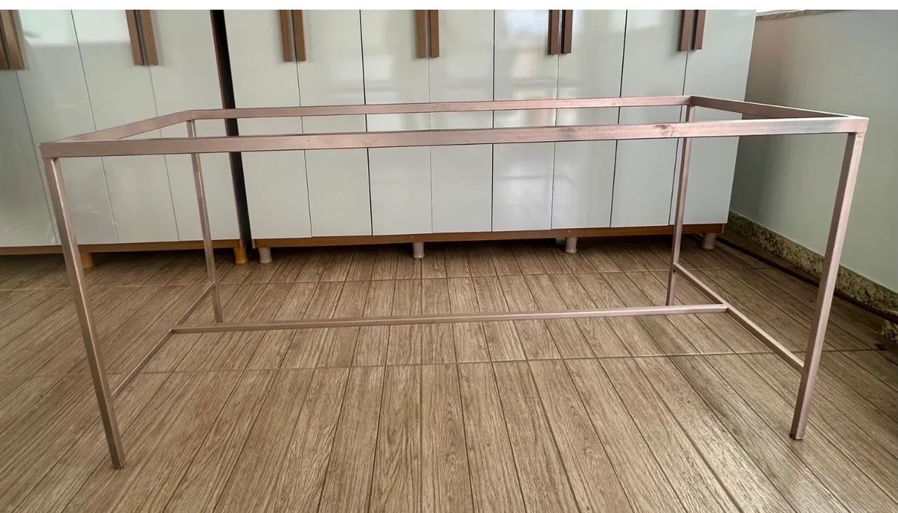 Mesa de ferro forjado rosé gold com tampo de vidro 