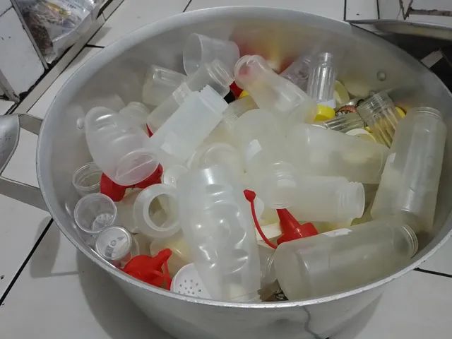 Frascos de catchup, maionese e pimenta