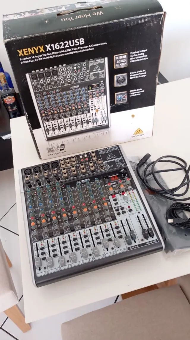 Mesa de Som/Mixer Behringer com 16 canais 1622USB