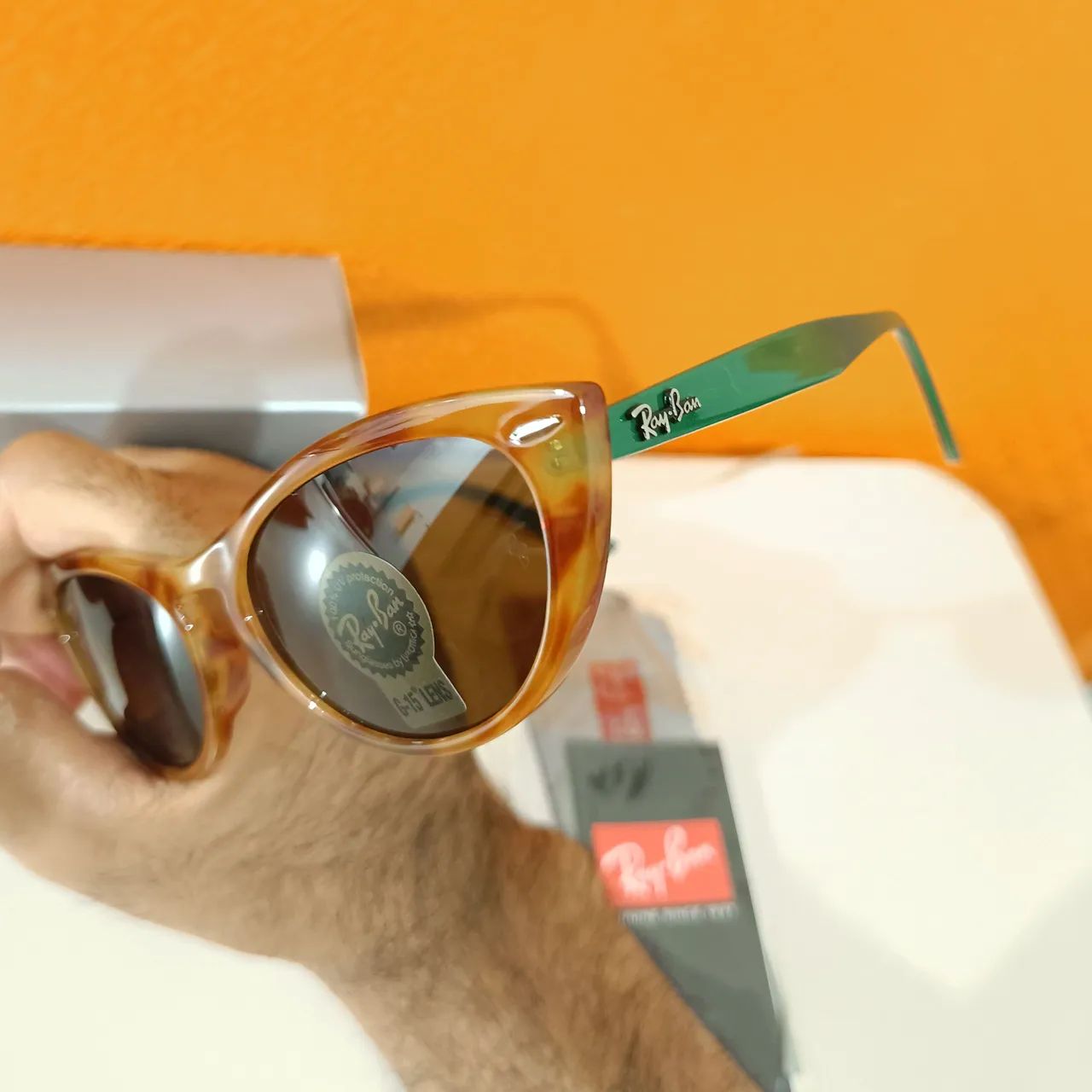 Óculos de sol Ray Ban Nina kraviz caramelo com haste verde unissex novo  - Foto 4