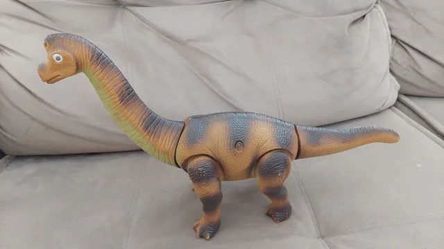 Dinossauro grande, a pilha. Anda e emite som