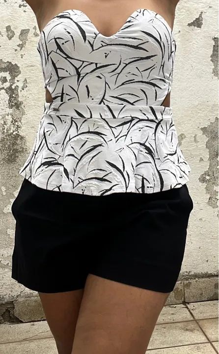 Blusa branca com recorte na cintura