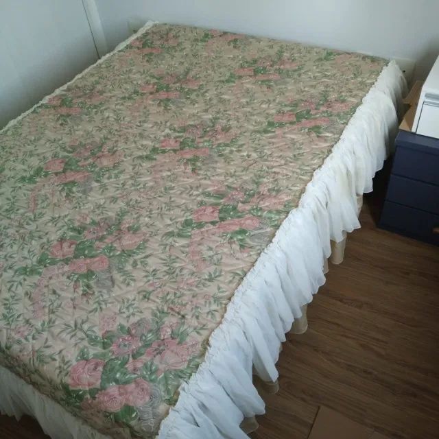 Colcha para cama de casal em cetim com matelasse.