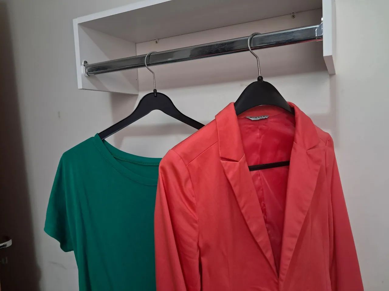 Cabides de plástico preto dois modelos  - Foto 3