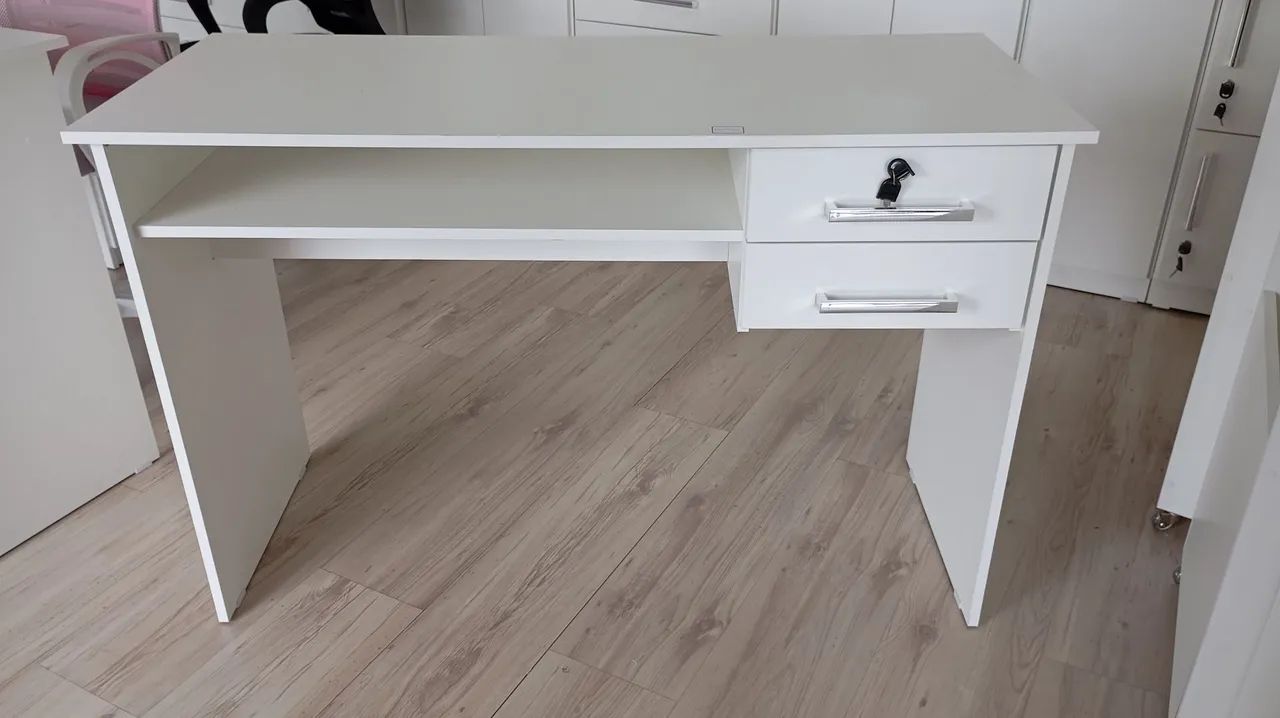 MESA MANICURE A PRONTA ENTREGA ?