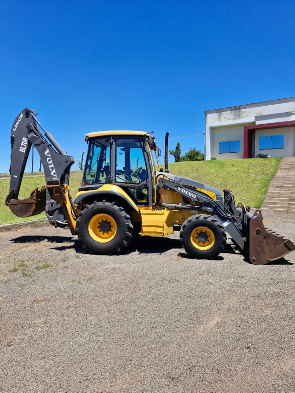Retro Escavadeira Volvo BL70B ano 2012 tração 4x4 - Foto 4