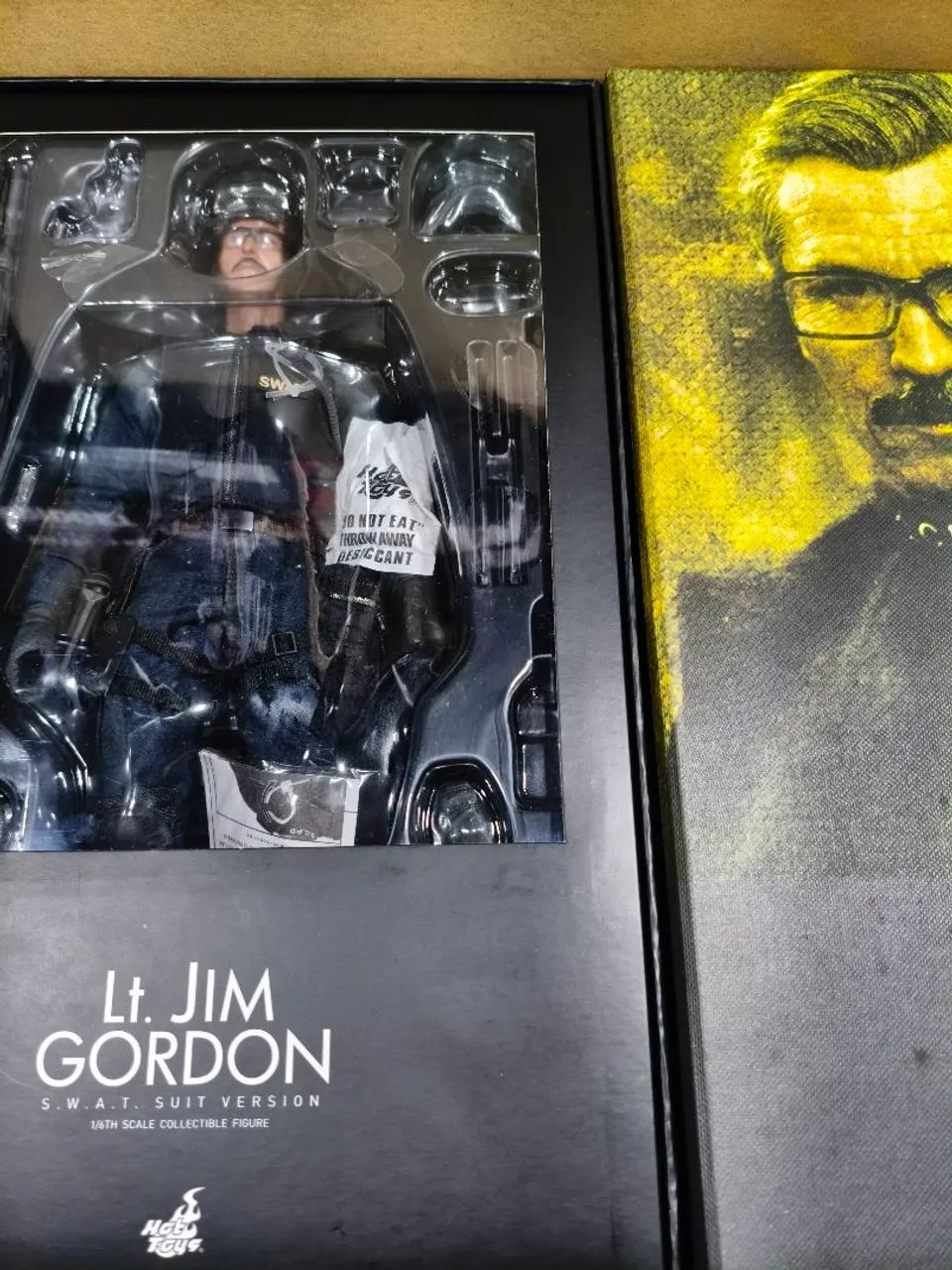 LT.Jim Gordon Hot Toys Sideshow Exclusive com detalhes 