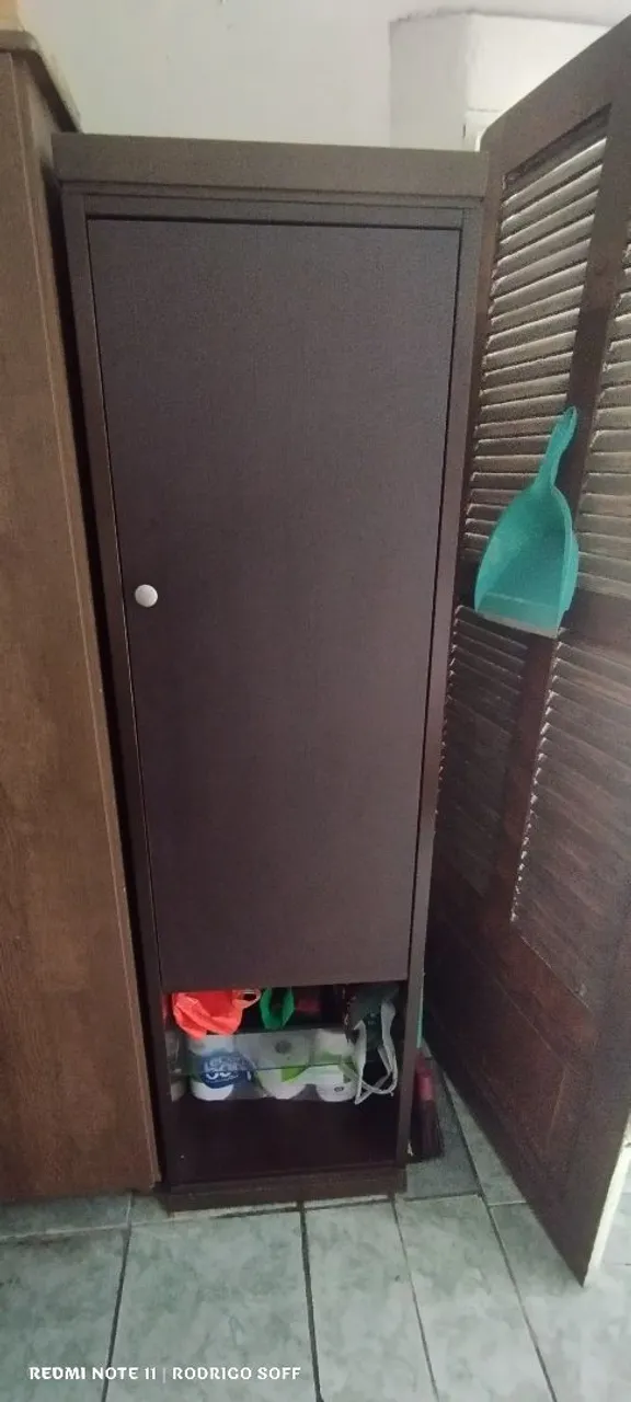Armário de madeira com porta,pesado excelente móvel ,estou vendendo para desocupar espaço