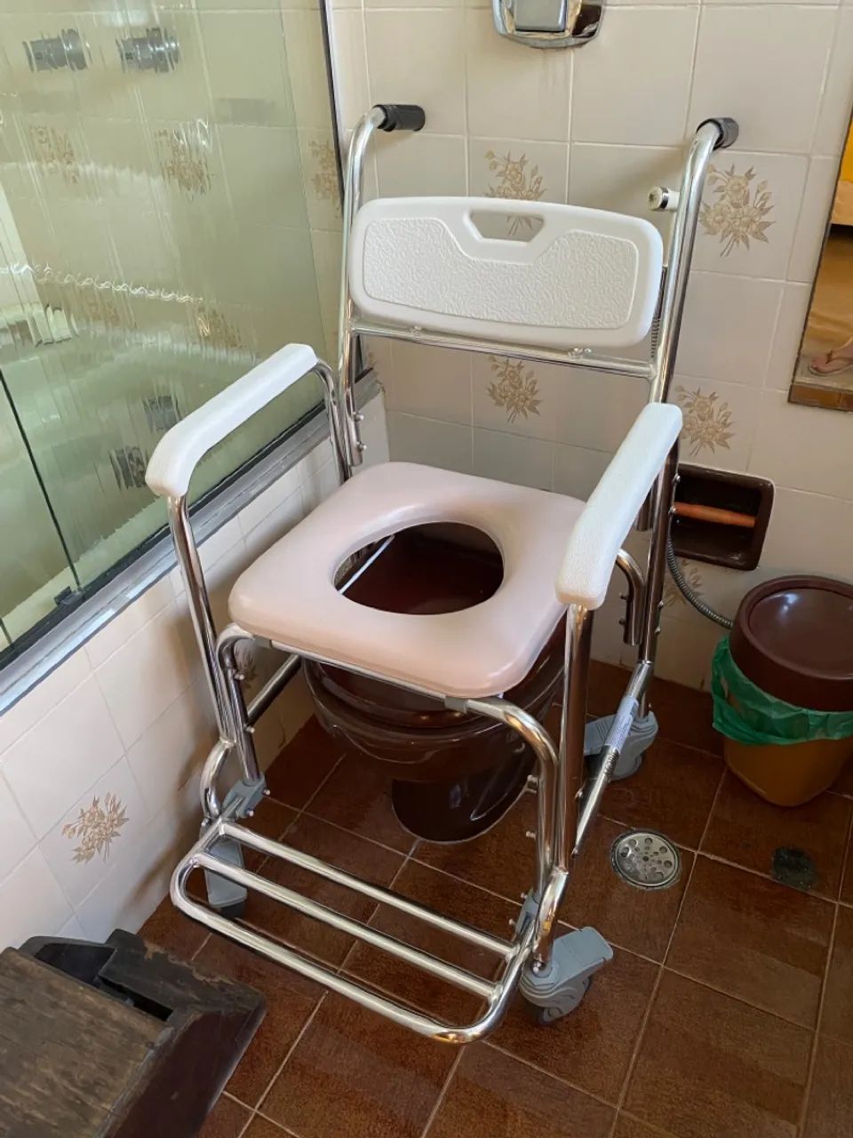 Cadeira de rodas Premium para banho  - Foto 3