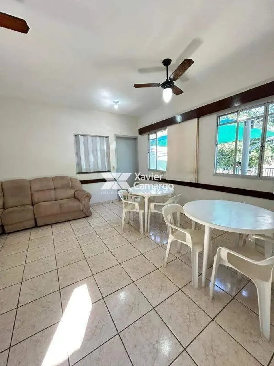 Sala comercial disponível para locação em condomínio.