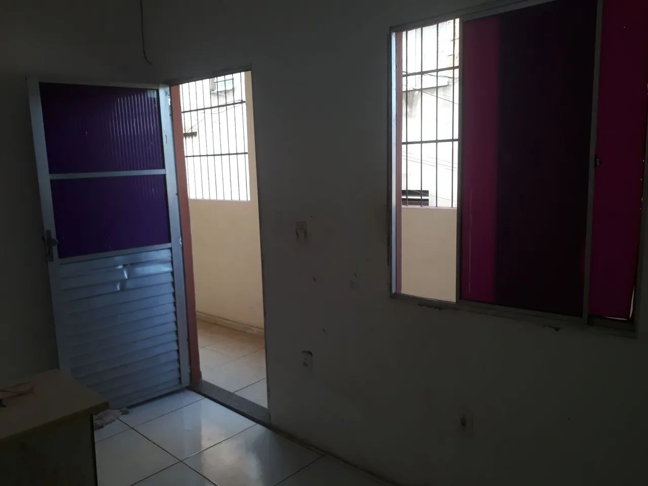 Quarto com varanda Boa  localização