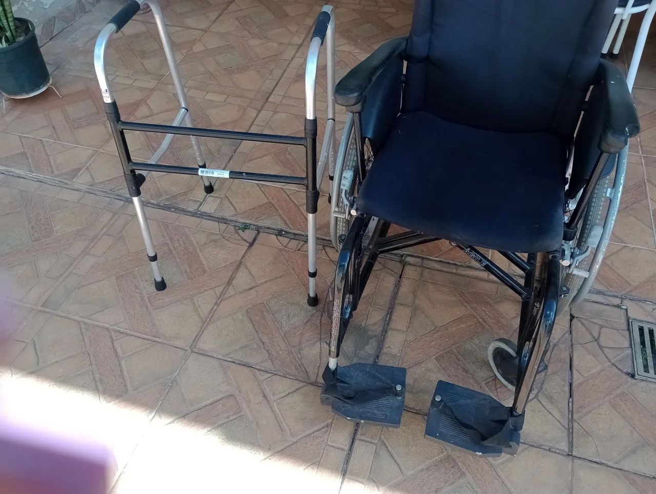 Cadeira de rodas e andador